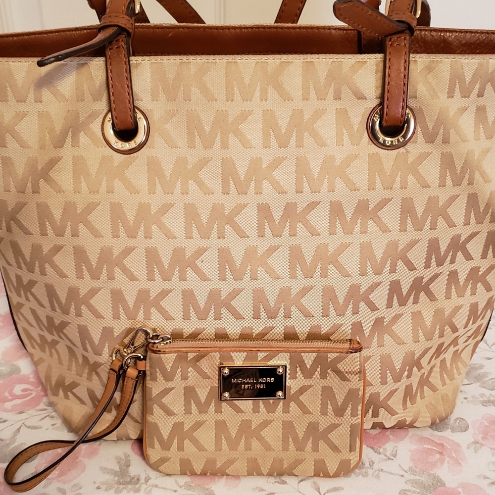Michael Kors*SOLD* - Picture 2 of 9